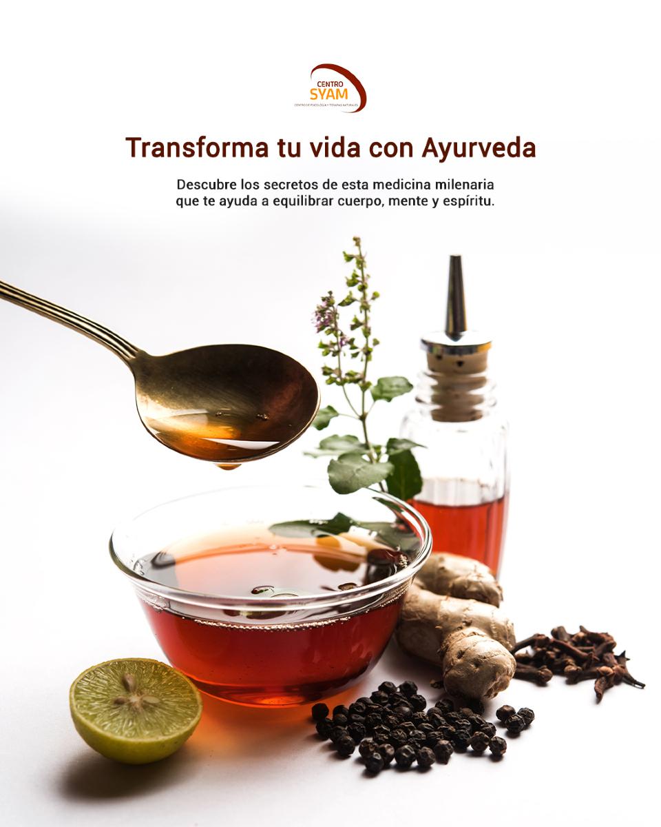 Infusión ayurvédica con jengibre, pimienta y hierbas naturales sobre fondo blanco en el taller de Ayurveda del Centro Syam en Cádiz